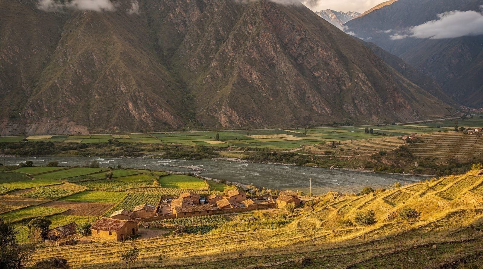 Cusco altitude vs the Sacred Valley: where to sleep first — Cusco sits at 3,400 m, the Sacred Valley several hundred metres lower. Which to 