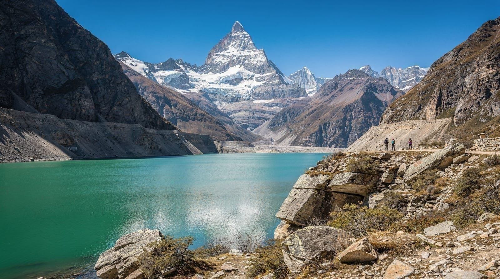 Laguna Parón guide: the Cordillera Blanca's biggest lake — Laguna Parón at 4,185 m: the largest lake in the Cordillera Blanca. How to get t